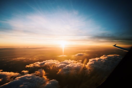 Avion au dessus des nuages